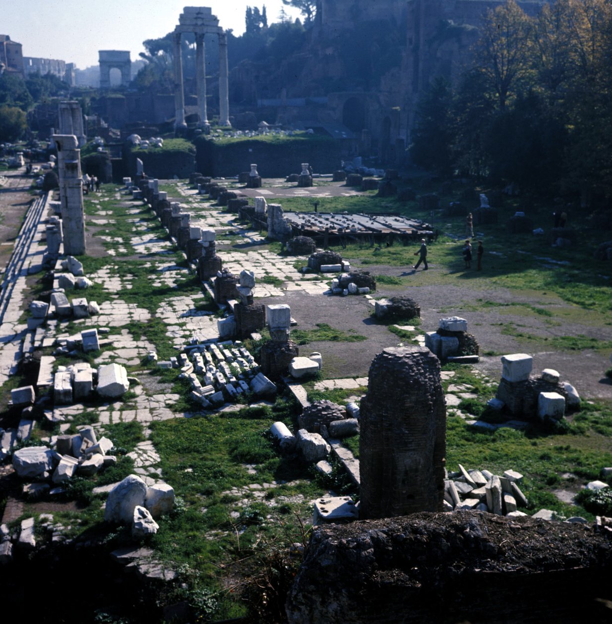 Plats där basilikan Giulia startade av Cesar omkring 54 f.Kr. och slutade av Augustus (Octavian eller Octavian) (63 f.Kr. - 14) - Forum Romanum, Rom av Roman