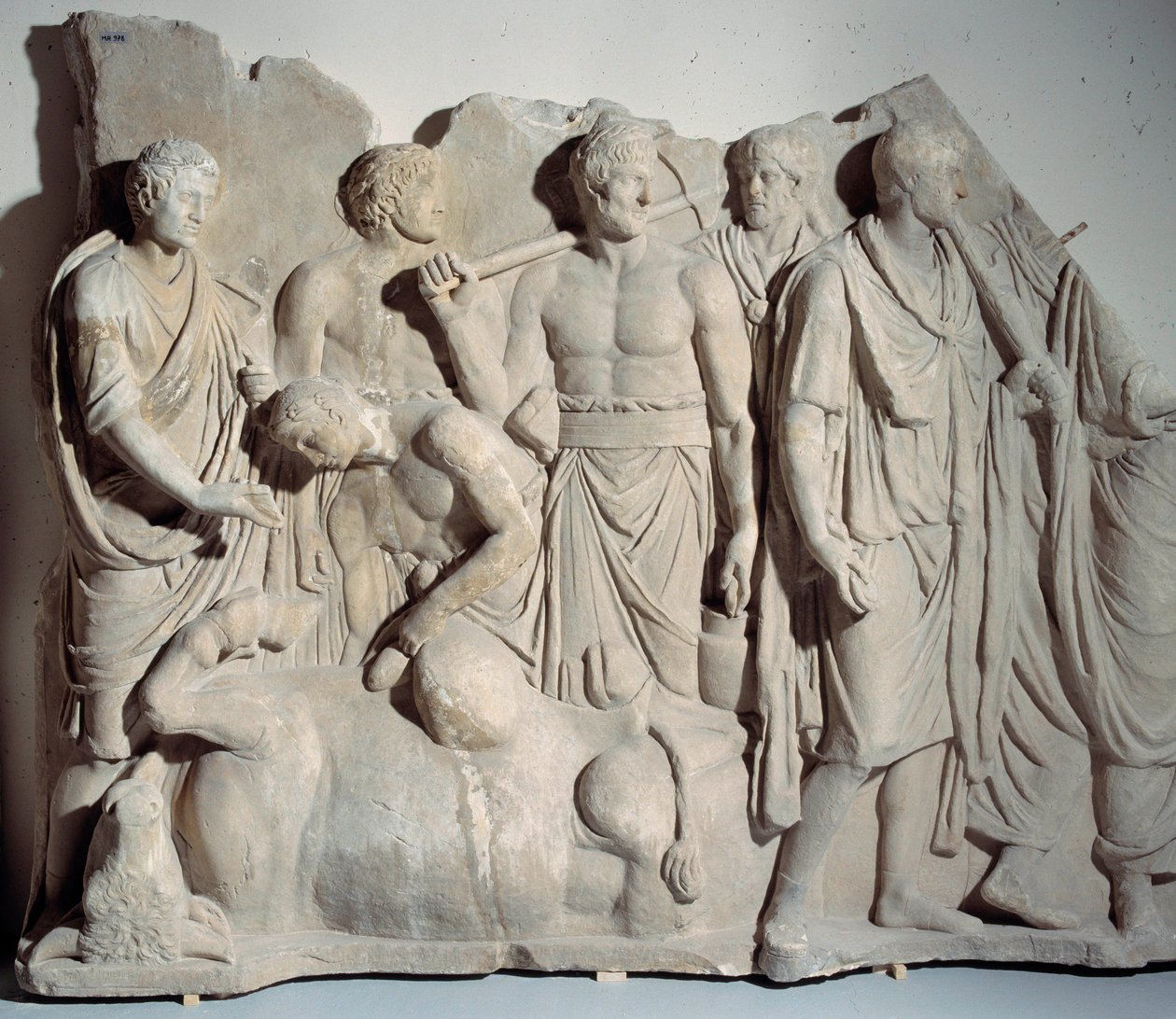 Marmorrelief från Forum Trajanus: scen för haruspice (devin etrusque) som konsulterar en tjurs tarm med präst och liktorer. Dämpa. 0,6x2 m. runt 120 AD Paris, Louvren av Roman
