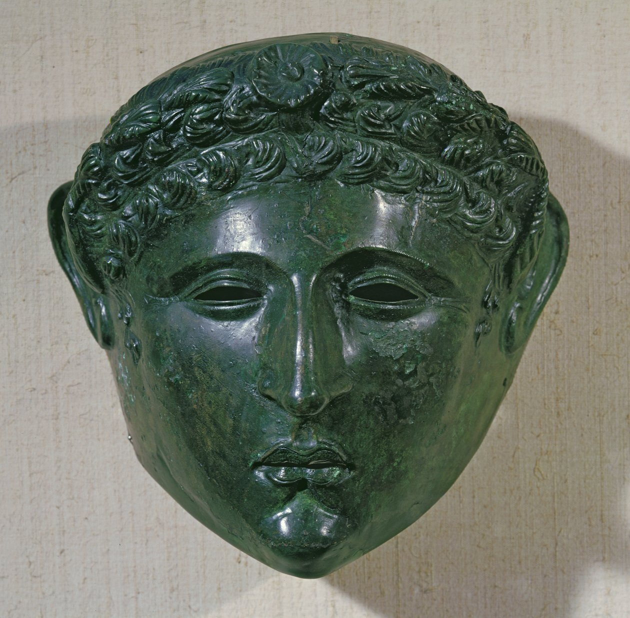 Mask från en paradhjälm, från Hirchova, Rumänien (brons) av Roman