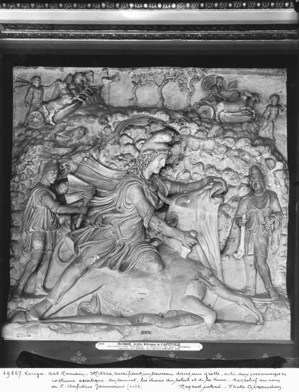 Mithras Sacrificing the Bull i en grotta mellan två karaktärer i asiatisk kostym, 2:a-3:e århundradet (marmor) (se även 19140) av Roman