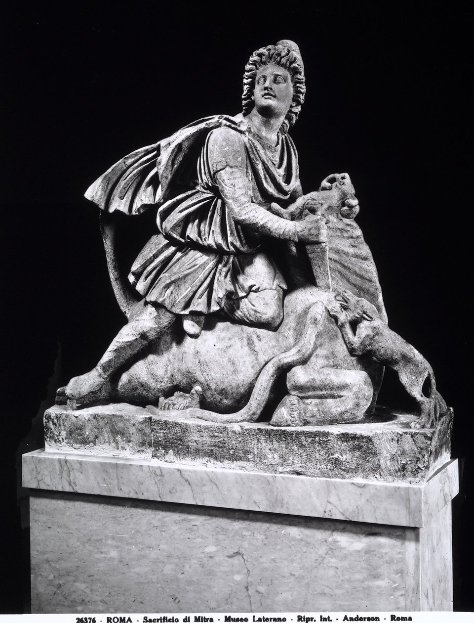 Mithras dödar en tjur (marmor) av Roman