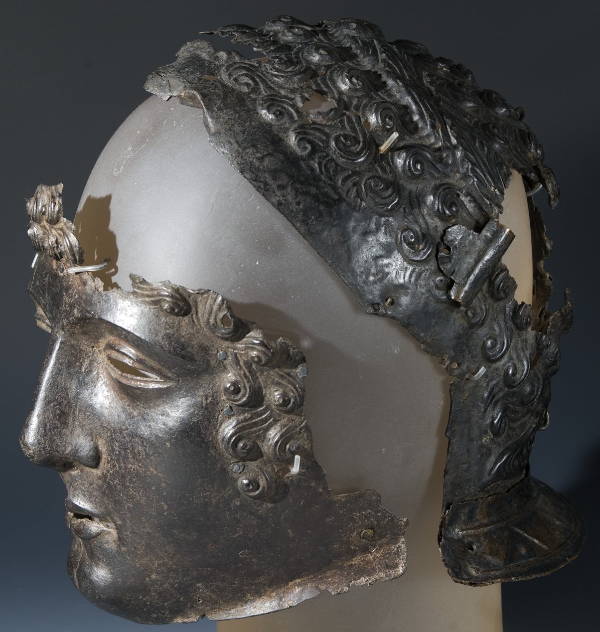 Paradhjälm och ansiktsmask, från den romerska platsen i Newstead, Melrose, sent 1:a århundradet e.Kr. (järn) av Roman