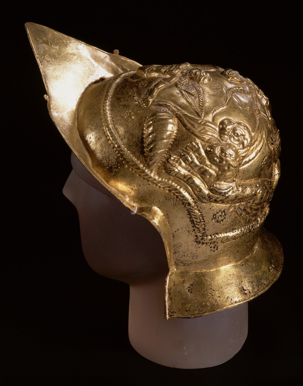 Paradhjälm, föreställande amoriner i en stridsvagn, från den romerska platsen i Newstead, Melrose, sent 1:a århundradet e.Kr. (mässing) av Roman