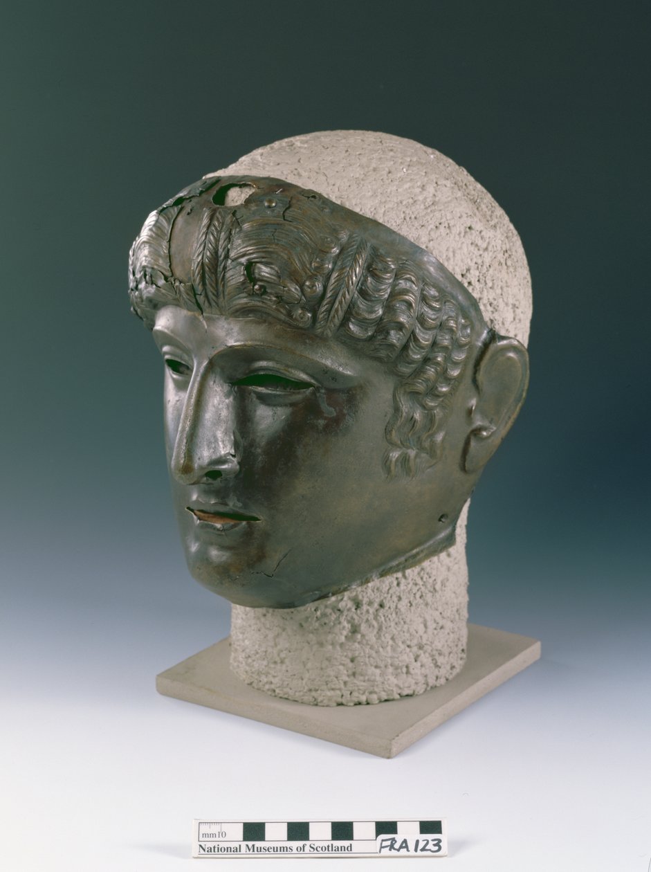 Paradmask av ett ungt manligt ansikte, från den romerska platsen i Newstead, Melrose, sent 1:a århundradet e.Kr. (brons) av Roman