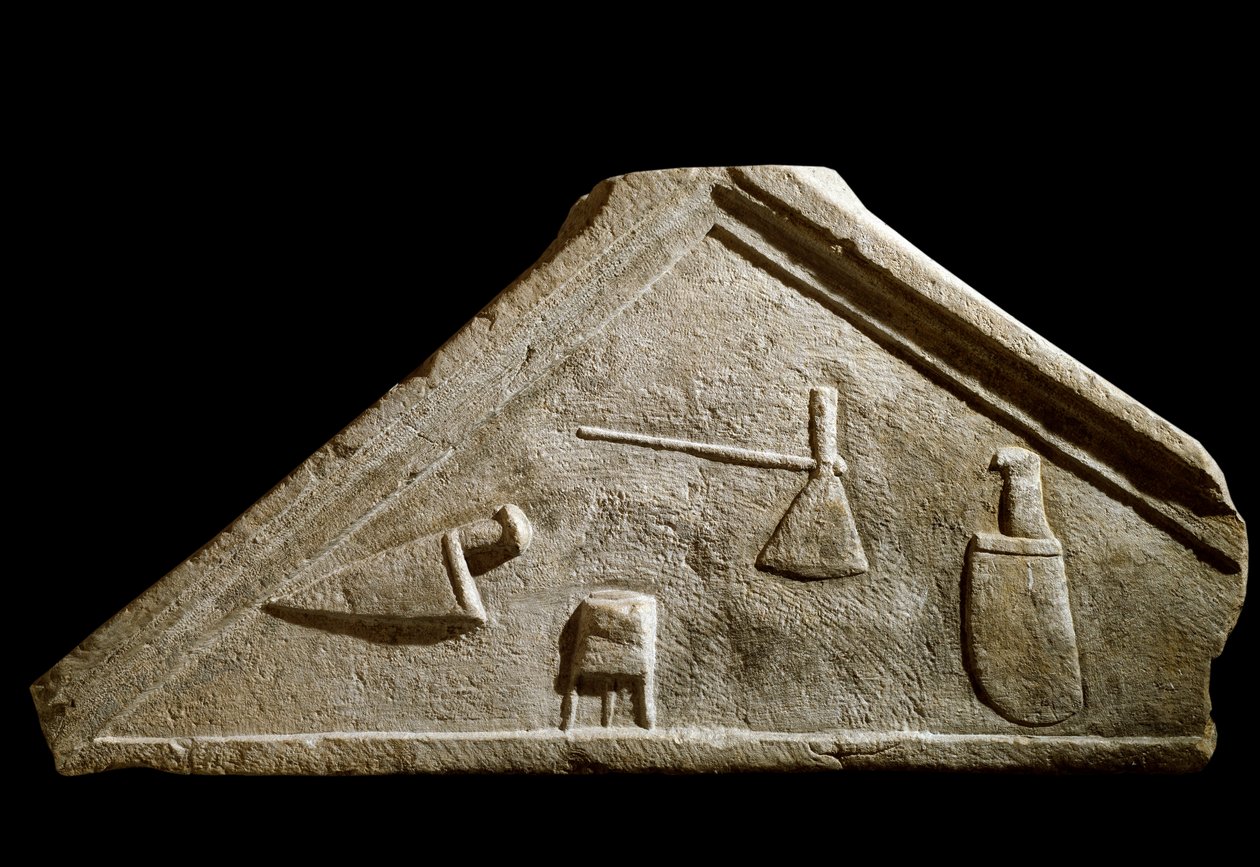 Pediment dekorerad med knivar och slaktarföremål av Roman