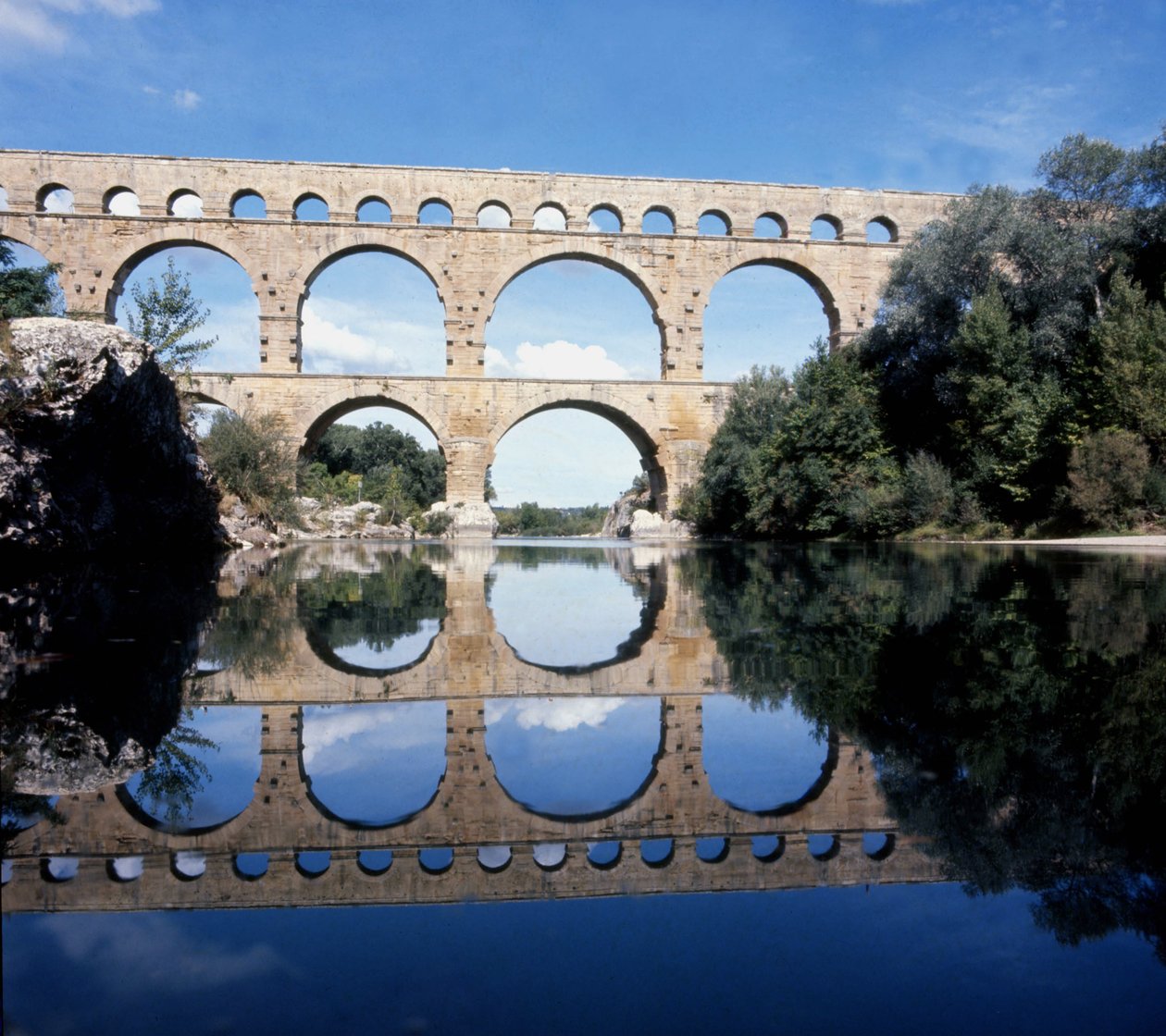 Pont du Gard. Romersk akvedukt från 2:a hälften av 1:a århundradet. av Roman