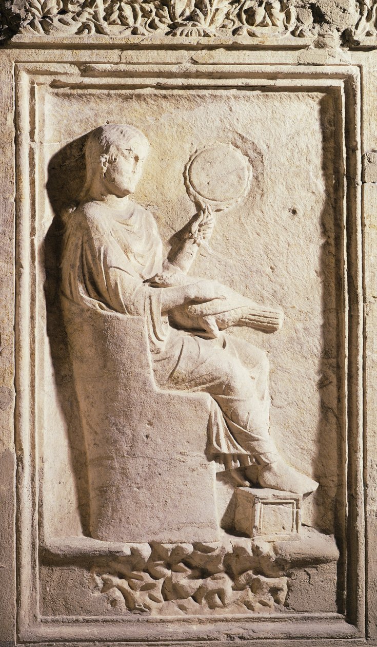 Relief föreställande en romersk dam med en spegel (sten) av Roman
