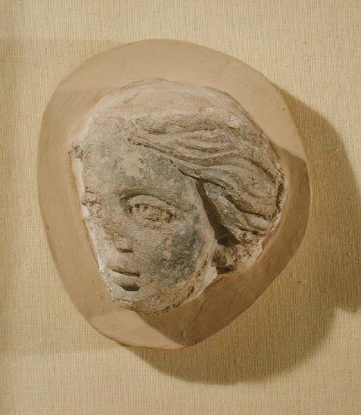 Relief föreställande huvudet på en kvinna, från Tunisien (stuckatur) av Roman
