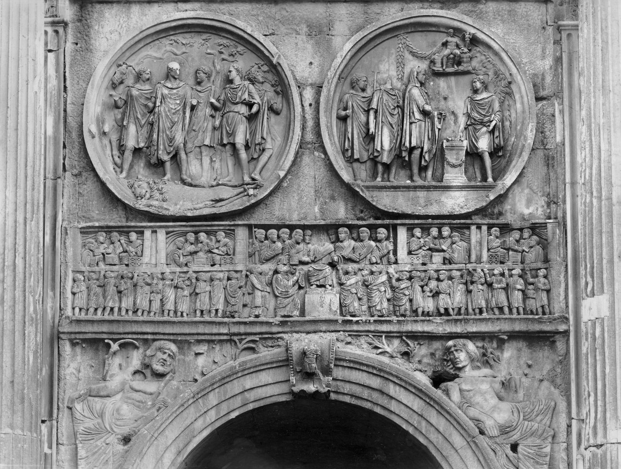Reliefskulptur från norrsidan av Konstantinbågen, 315 AD (marmor) (s/v foto) av Roman