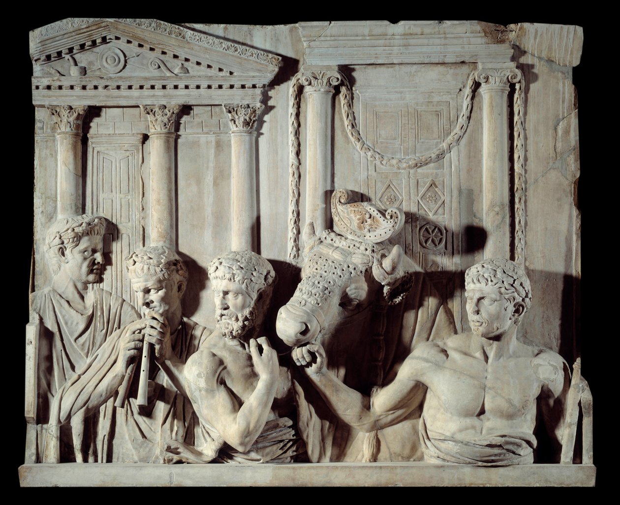 Romersk antik konst: Fragment av en arkitektonisk relief: förberedelse av ett offer. Marmorskulptur, från Rom av Roman