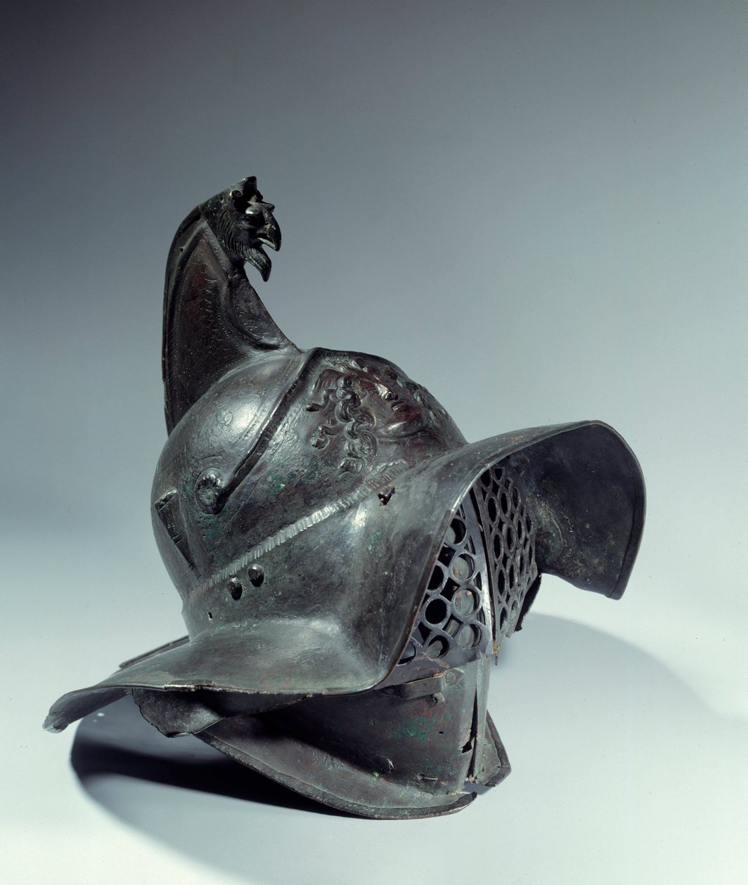 Roman Antiquite: Gladiatorhjälm används under strider. Hitta Pompei. Paris, Louvren av Roman