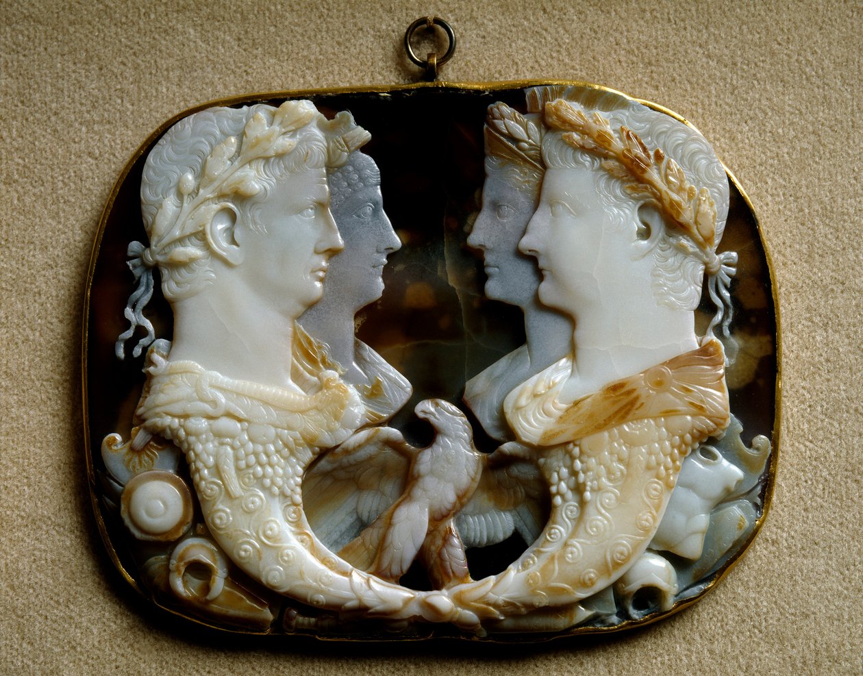 Romersk konst: Onyx camee (Gemma Claudia) dekorerar representationer av kejserliga par Claude (Tiberius Claudius Drusus) (10 f.Kr.-54 e.Kr.) och hans hustru Agrippin den unge (15-59 e.Kr.) (Agrippina minor) (vänster) och Caius Julius Caesar dit Germanicus  av Roman