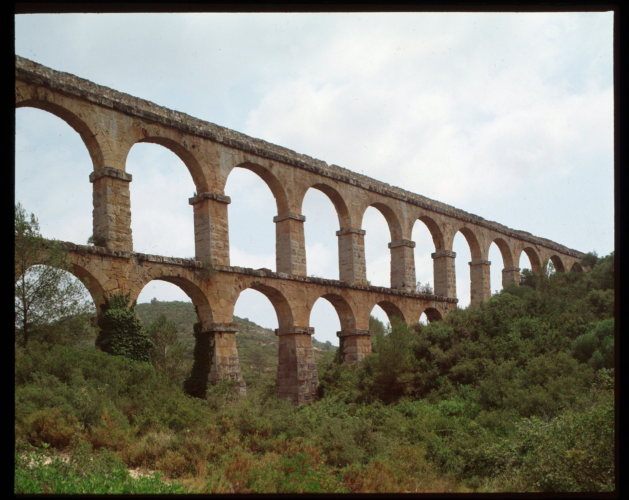 Romersk konst: utsikt över akvedukten i Tarragona (akvedukten av Ferreres eller Pont du Diable) 1:a århundradet, Spanien (romersk konst: utsikt över den romerska akvedukten Pont de les Ferreres (Pont del Diable) Tarragona, Spanien) av Roman