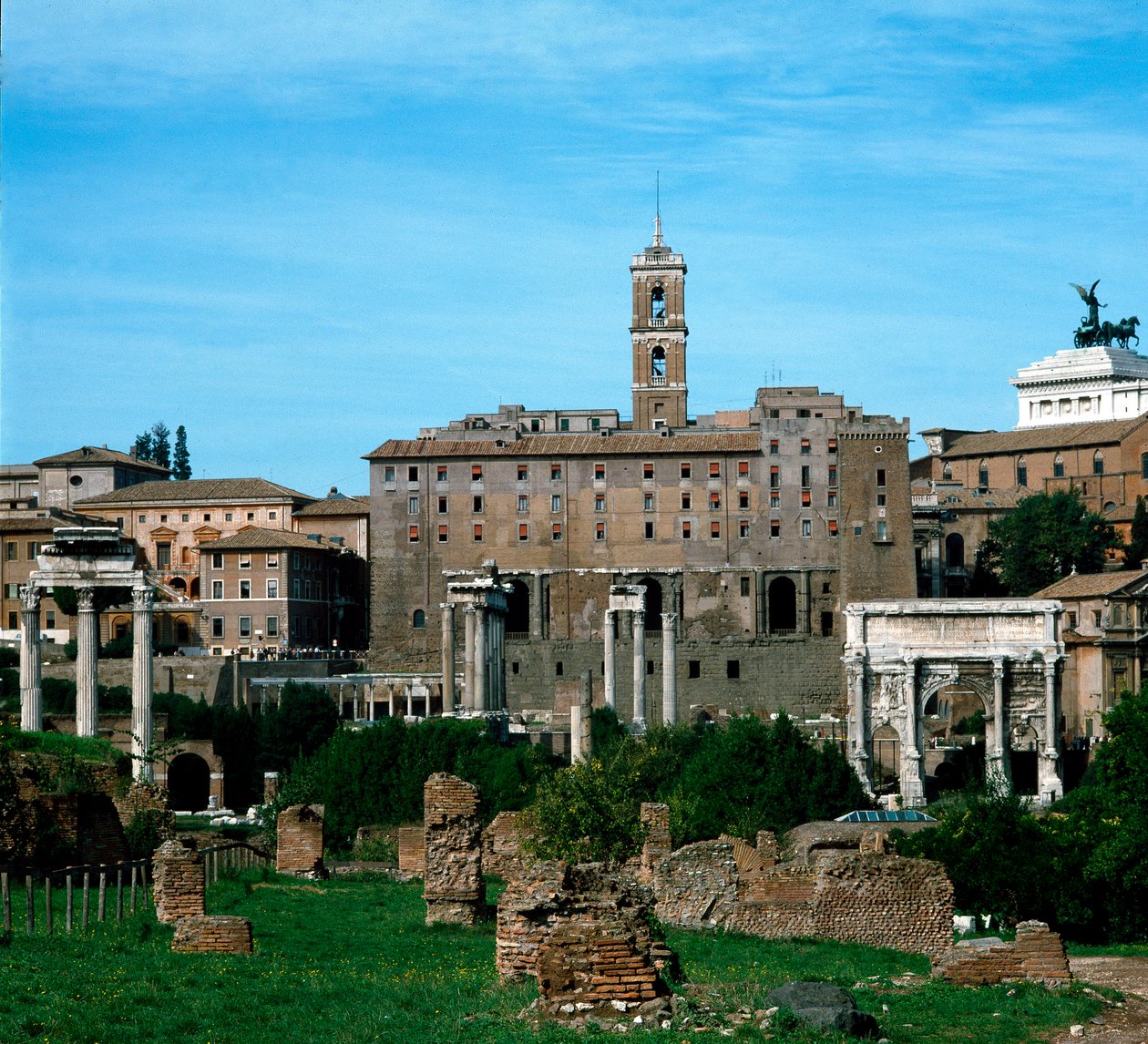 Forum Romanum: panoramautsikt med i bakgrunden Taburaliet använder som arkiv (79 f.Kr.). Rom av Roman