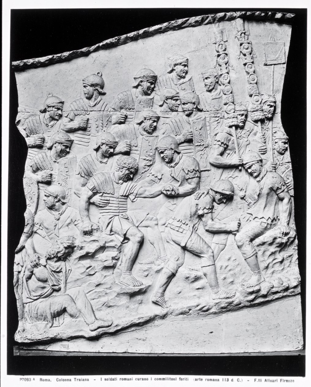 Roman Soldiers Treating the Wounded, en avgjutning tagen från Trajanus kolumn, AD 113 (marmor) (s/v foto) av Roman