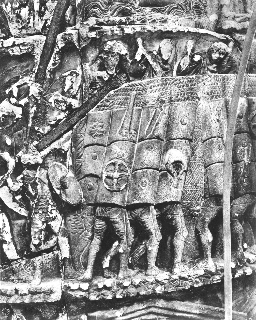 Romerska soldater som använder testudometoden under en attack, detalj från spalten av Marcus Aurelius, AD 180-196 (marmor) (s/v foto) av Roman