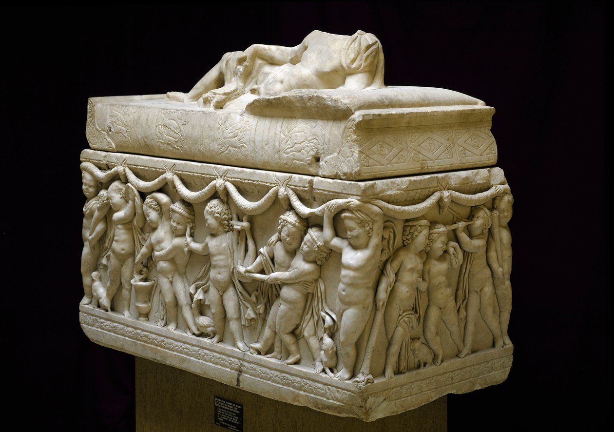 Romersk antikvitet: marmorsarkofag dekorerar på sidorna reliefer av barnfigurer (cupid). Från nekropolen Isola sacra i Ostia. 120-140 e.Kr. Dämpa. 124 cm Museo Ostiense, Ostia av Roman