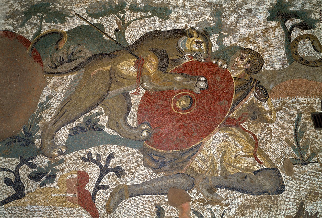Romersk konst: en jägare attackerad av en lejoninna skyddar sig själv med sin sköld. Detalj av mosaik av ""Den stora jaktdelen"" 315-350 e.Kr. Piazza Armerina, Villa Romana del Casale av Roman