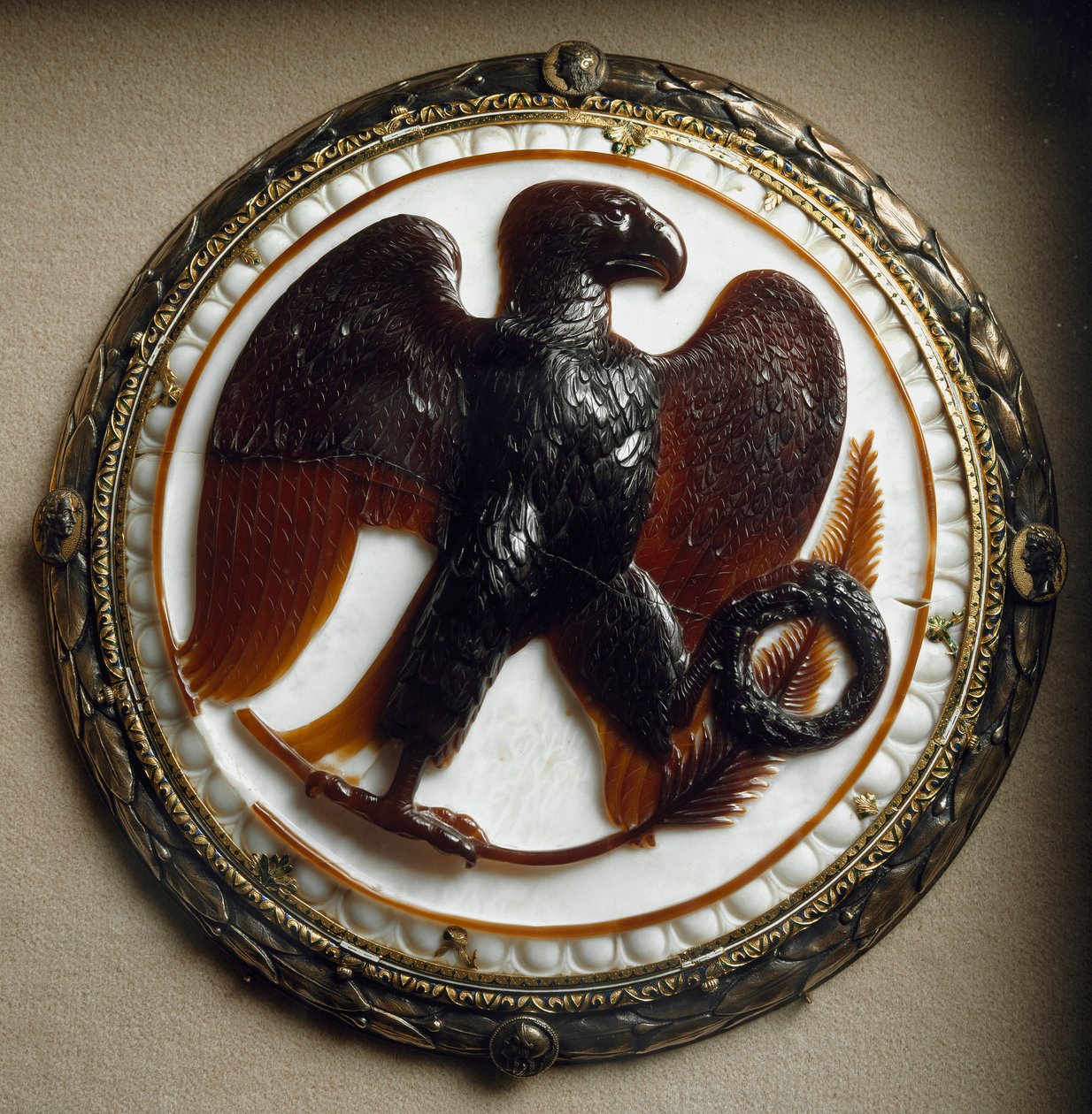Romersk konst: cameo dekorerar en örn och kejserliga symboler från kejsar Augustus (Caius Julius Caesar Octavianus Augustus) regeringstid (63 f.Kr.-14 e.Kr.). 27 f.Kr. Wiens konsthistoriska museum av Roman