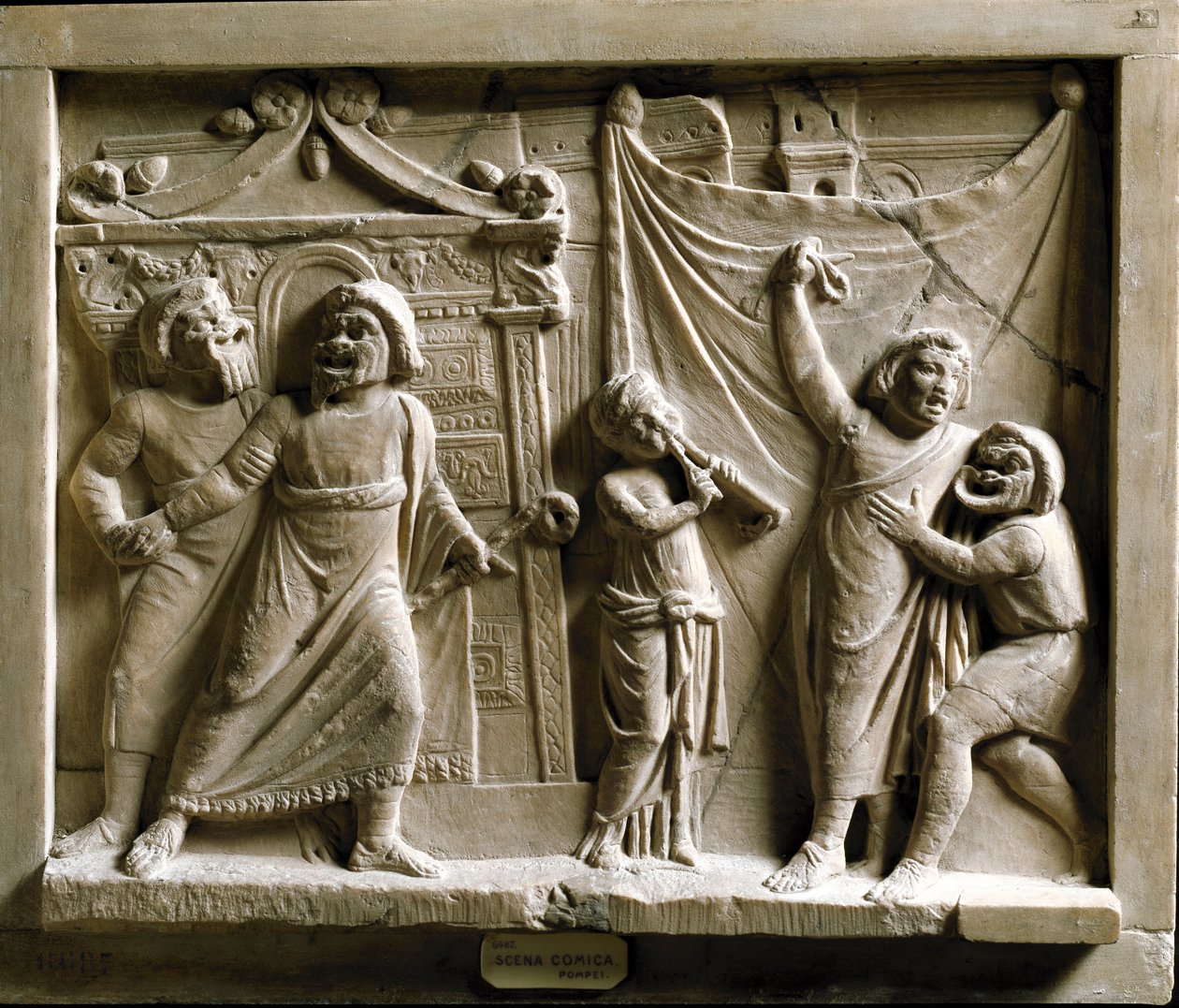 Romersk konst: komedi teaterscen (komedi) av stycket "Andria" av Terence (Publius Terentius Afer) (185-159 f.Kr.), relief från Pompei - Museo Archeologico Nazionale Neapel - Scen för den grekiska komedin Andria, av Terence (Publius Terentius Afer) (195/185 av Roman