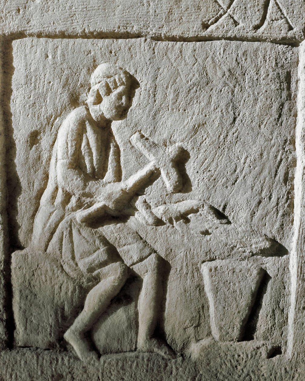 Romersk konst: detalj av en stele som föreställer en smed som slår metall på ett städ. Från Konstantinopel. 1:a århundradet f.Kr. Istanbul, arkeologiskt museum av Roman