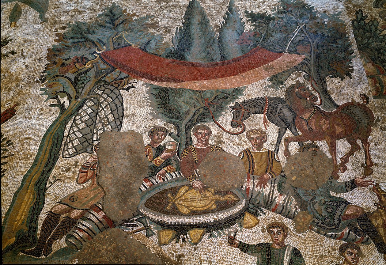 Romersk konst: detalj av mosaiken "" Den lilla jaktdelen"" Jägare vilar och äter lunch i en skog. 315-350 e.Kr. Piazza Armerina, Villa Romana del Casale av Roman