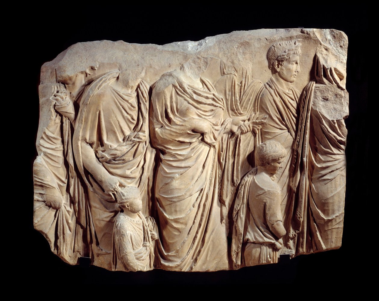 Romersk konst: fragment av arkitektonisk relief i marmor från processionen av Ara Pacis Augustae (fredens altare): procession, under ett offer, av figurer i toga och barn. Omkring 13-9 f.Kr. Hitta i Rom (Champ de Mars Palais Fiano) Sön. 1,1x1,4 m av Roman