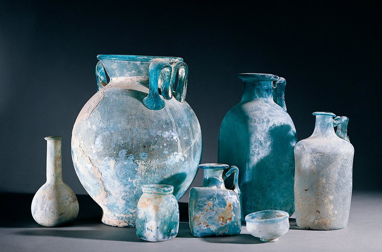 Romersk konst: glasvaser och kannor. Från Pompeji. 1:a århundradet e.Kr. Neapel, Arkeologiska museet av Roman