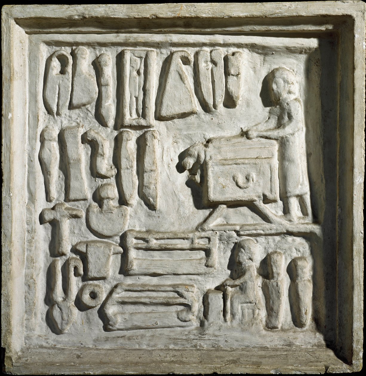 Romersk konst: "" interiör av en byggnad eller verkstad med olika verktyg""" Lågrelief. 1:a århundradet e.Kr. Rom, Museo della Civilta Romana av Roman