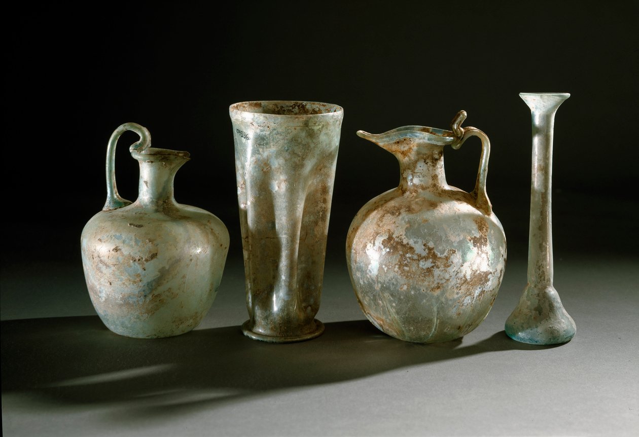 Romersk konst: kannor, kannor och glasvaser från Pompei. 1:a århundradets Museo Archeologico Nazionale, Neapel av Roman