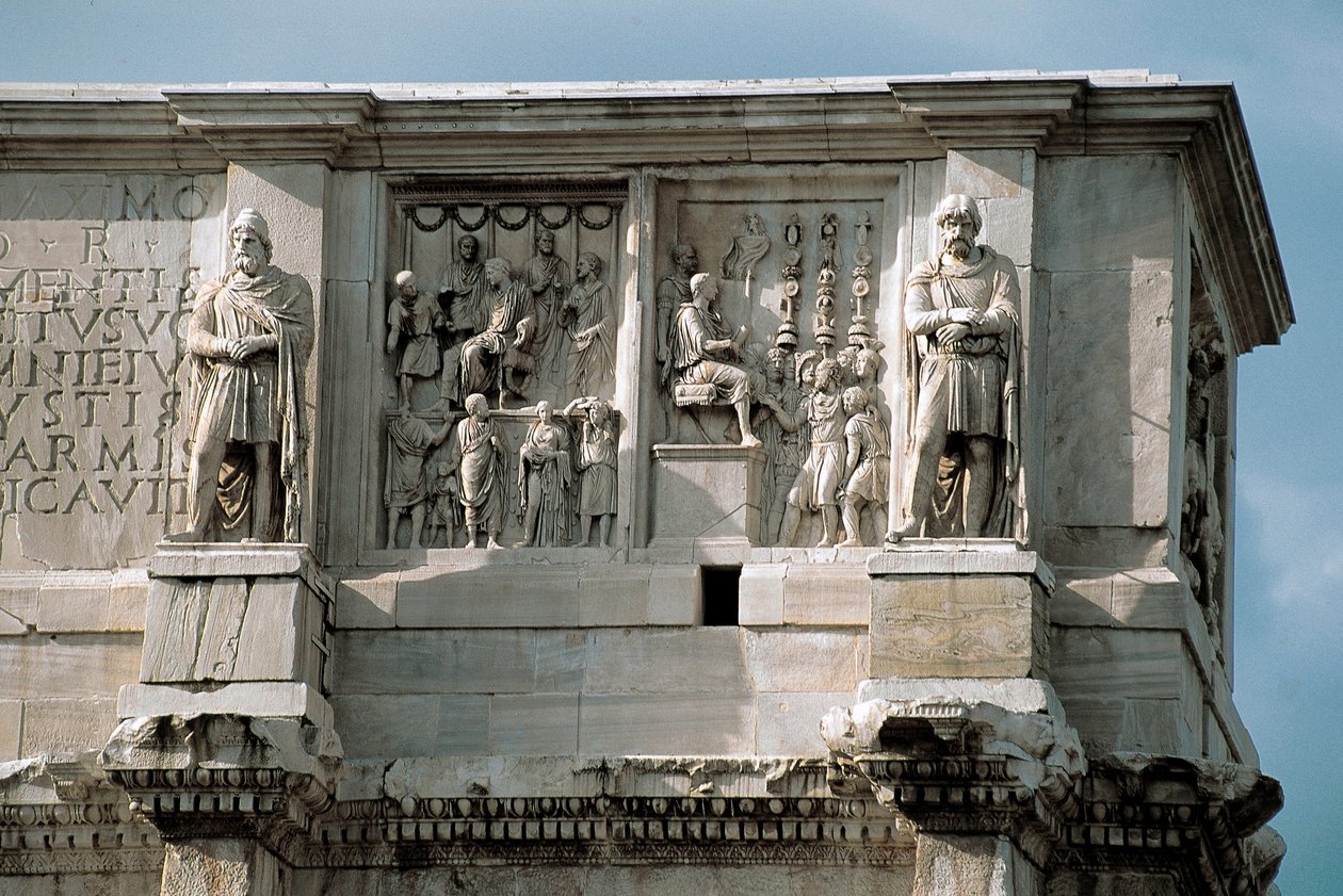Romersk konst: låg marmorrelief som representerar fördelningen av subventioner till folket (vänster) och överlämnandet av en barbarledare (höger). 312-315 e.Kr. Konstantins båge, Rom av Roman