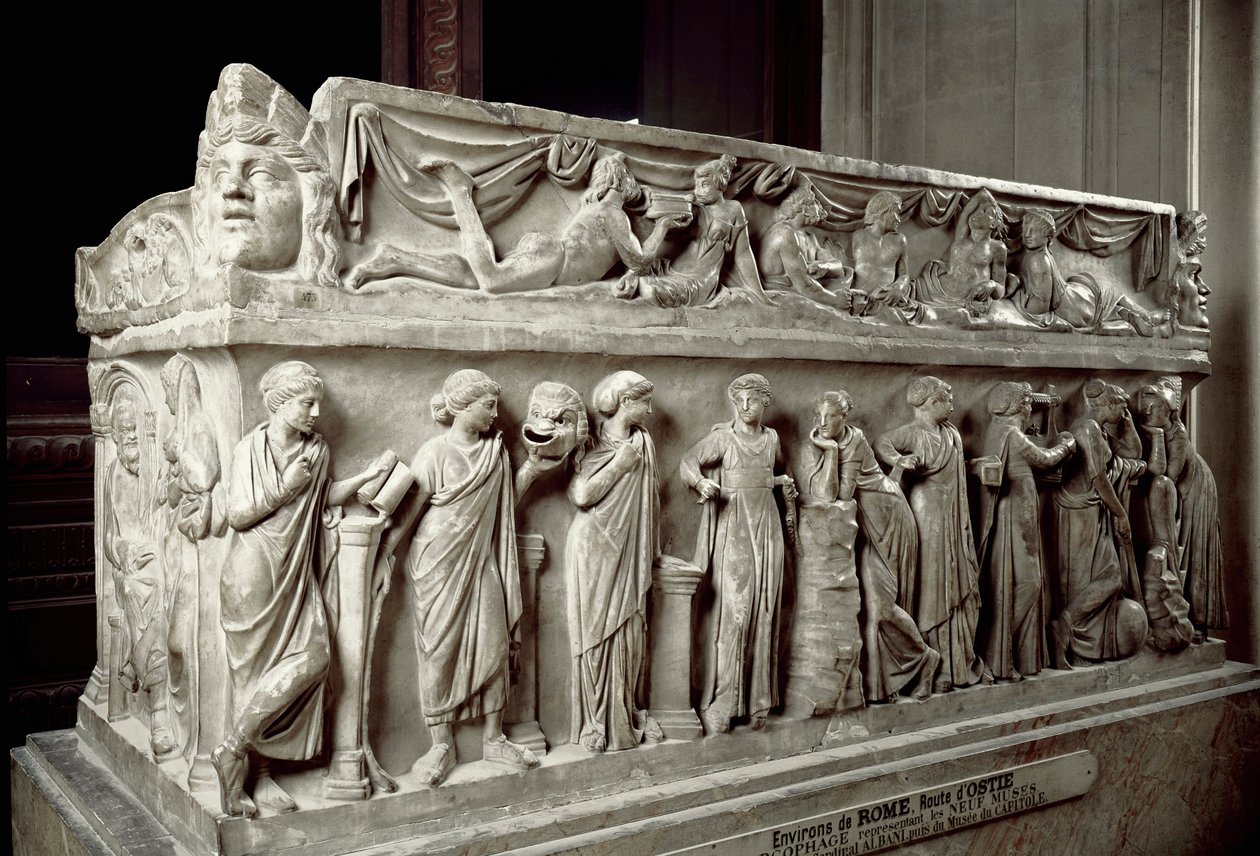 Romersk konst: marmorsarkofag dekorerar strumpor som visar muserna och en bankettscen. Från Ostia. 120-130 e.Kr. Paris, Louvren av Roman