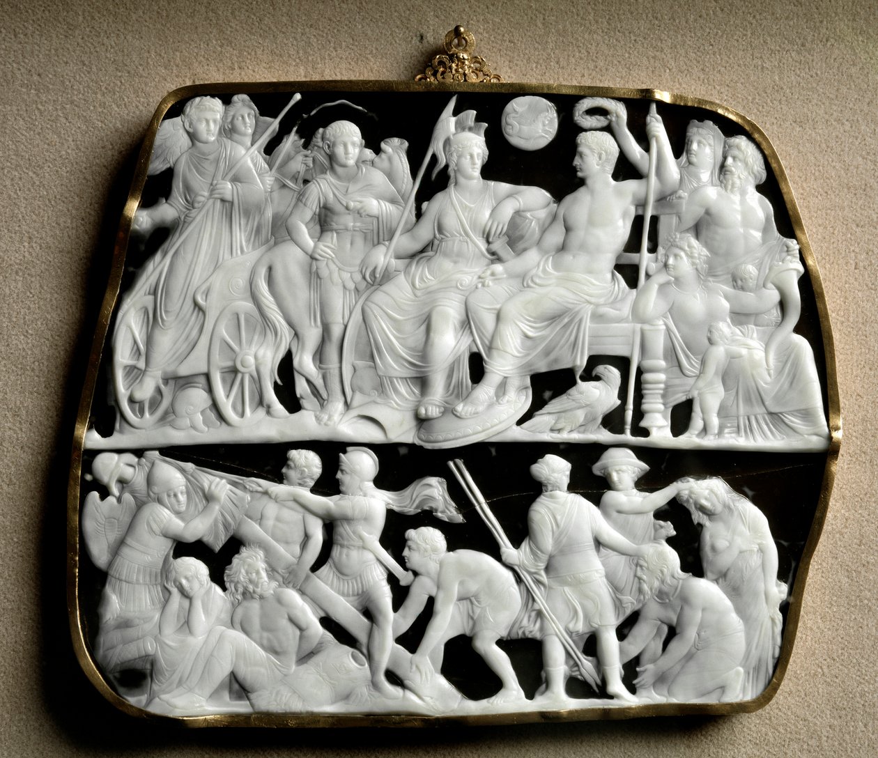 Romersk konst: onyx cameo gjord av skulptören Dioscuride (eller Dioscorides) på två nivåer. På toppen välkomnar kejsar Augustus (63 f.Kr.-14 e.Kr.), omgiven av mytologiska gudar, sin efterträdare Tibere (42 f.Kr. - 37 e.Kr.). Från vänster till höger, Tiber av Roman