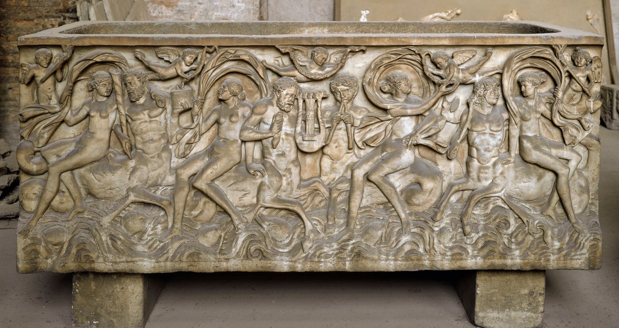 Romersk konst: sarkofagen dekorerar låga reliefer som representerar en samling menader, kentaurer som dansar och spelar musik. Slutet av 300-talet. Museo Nazionale Romano (o delle Terme), Rom av Roman