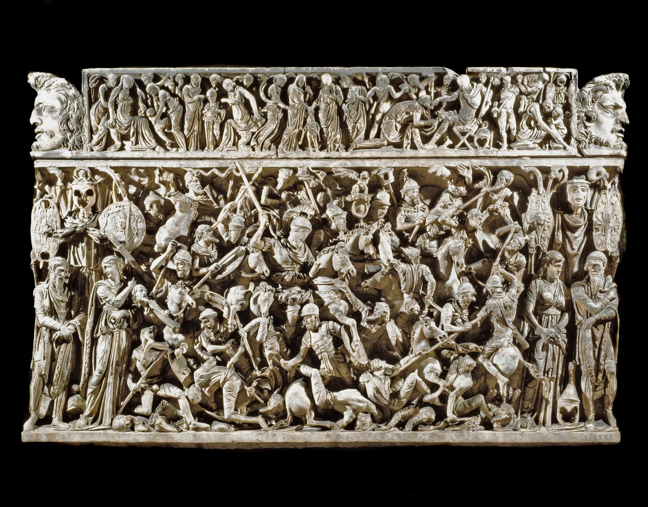 Romersk konst: scen för strider mellan romerska krigare och barbarer under de Marcomanska (eller Marcomanniska) krigen. Relief av sarkofagen som kallas Portonaccio av en general av Marc Aurele. 180-190. Rom, Museo Nazionale Romano (o delle Terme) av Roman