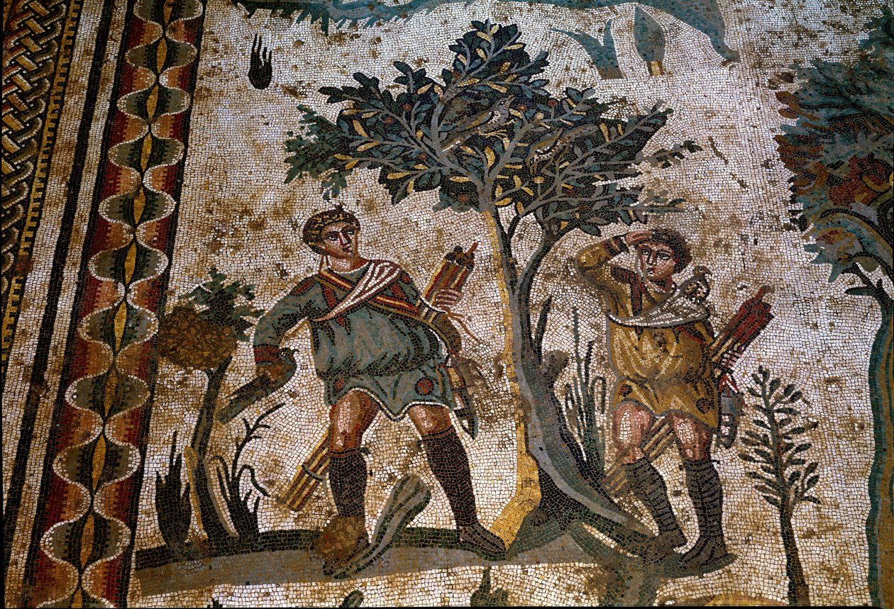 Romersk konst: två fågeljägare placerade under ett träd. Detalj av mosaik av "" Det lilla jaktpartiet"" 315-350 e.Kr. Piazza Armerina, Villa Romana del Casale av Roman