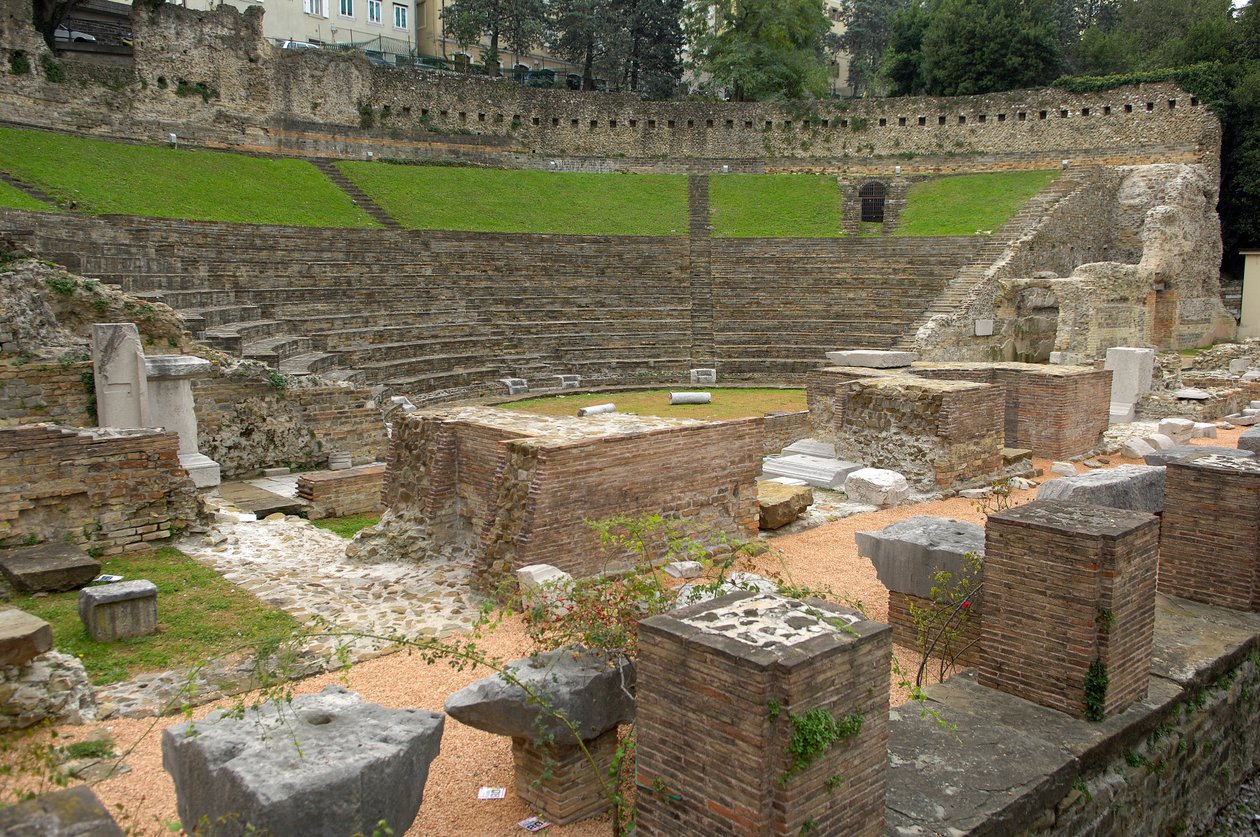 Romersk konst: utsikt över den romerska teatern (1:a f.Kr.), Trieste Italien (foto) av Roman
