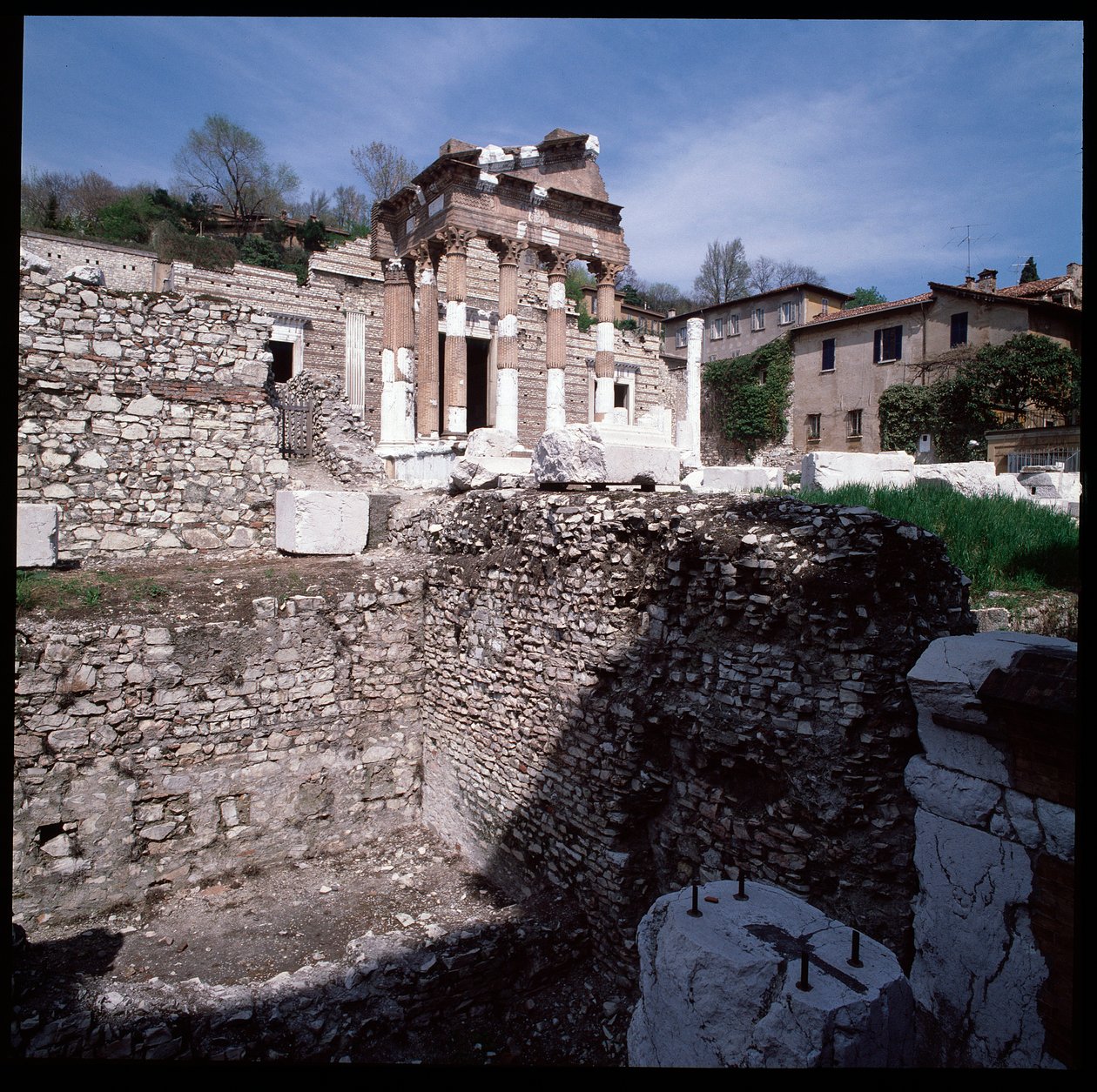 Romersk konst: utsikt över huvudstaden (capitolium), 73 A.D., Brescia, Italien av Roman