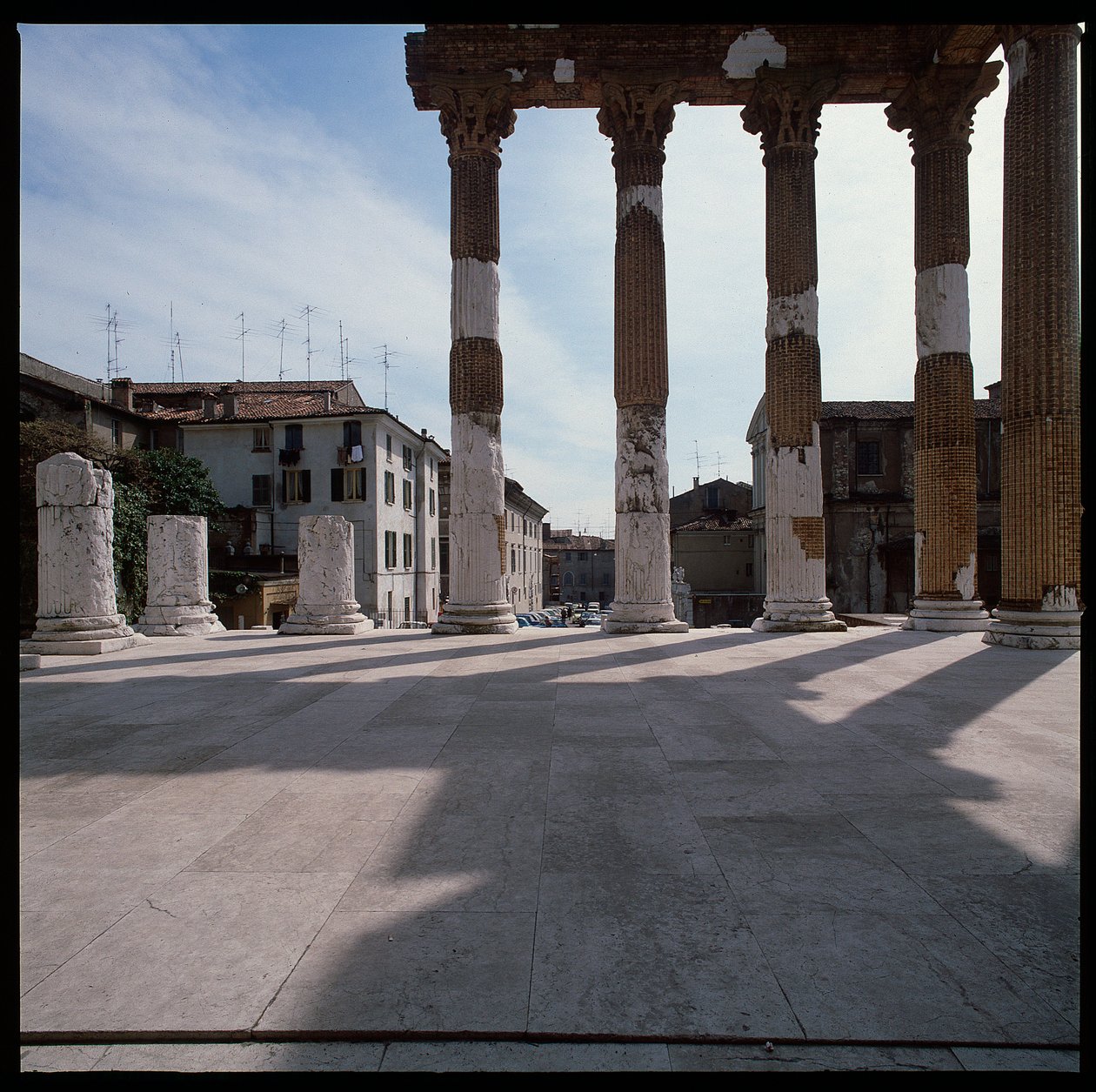 Romersk konst: utsikt över huvudstaden (capitolium), 73 A.D., Brescia Italien av Roman