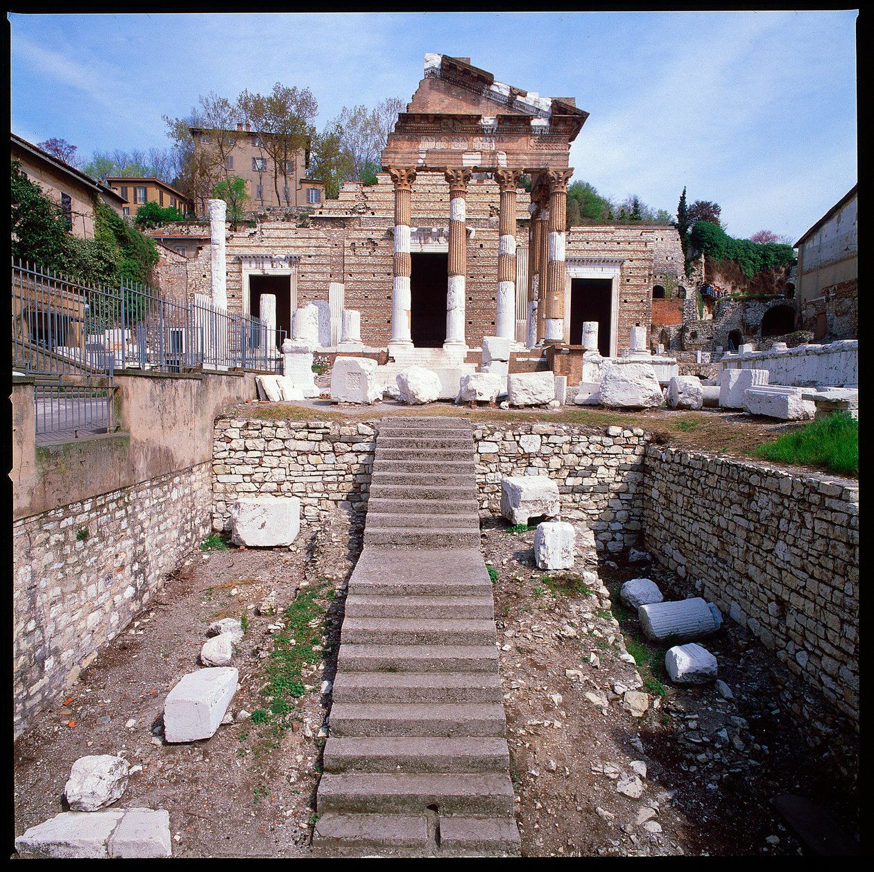 Romersk konst: utsikt över huvudstaden (capitolium), 73 A.D., Brescia Italien av Roman