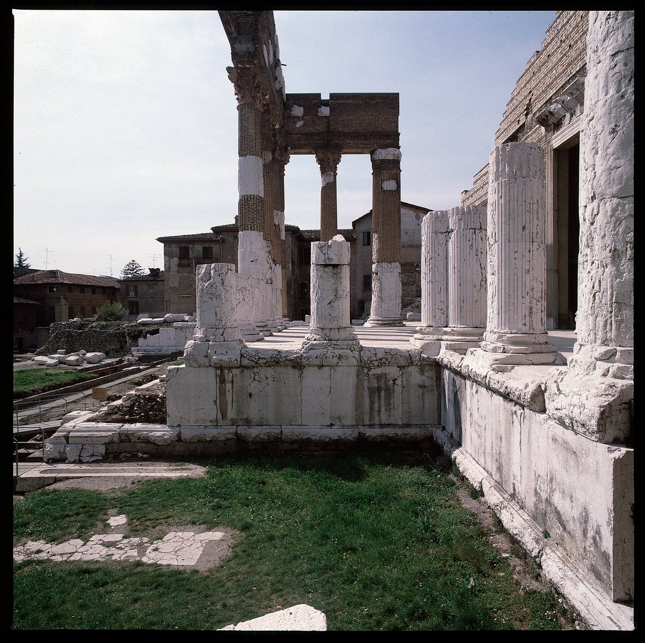Romersk konst: utsikt över huvudstaden (capitolium), 73 A.D., Brescia Italien av Roman