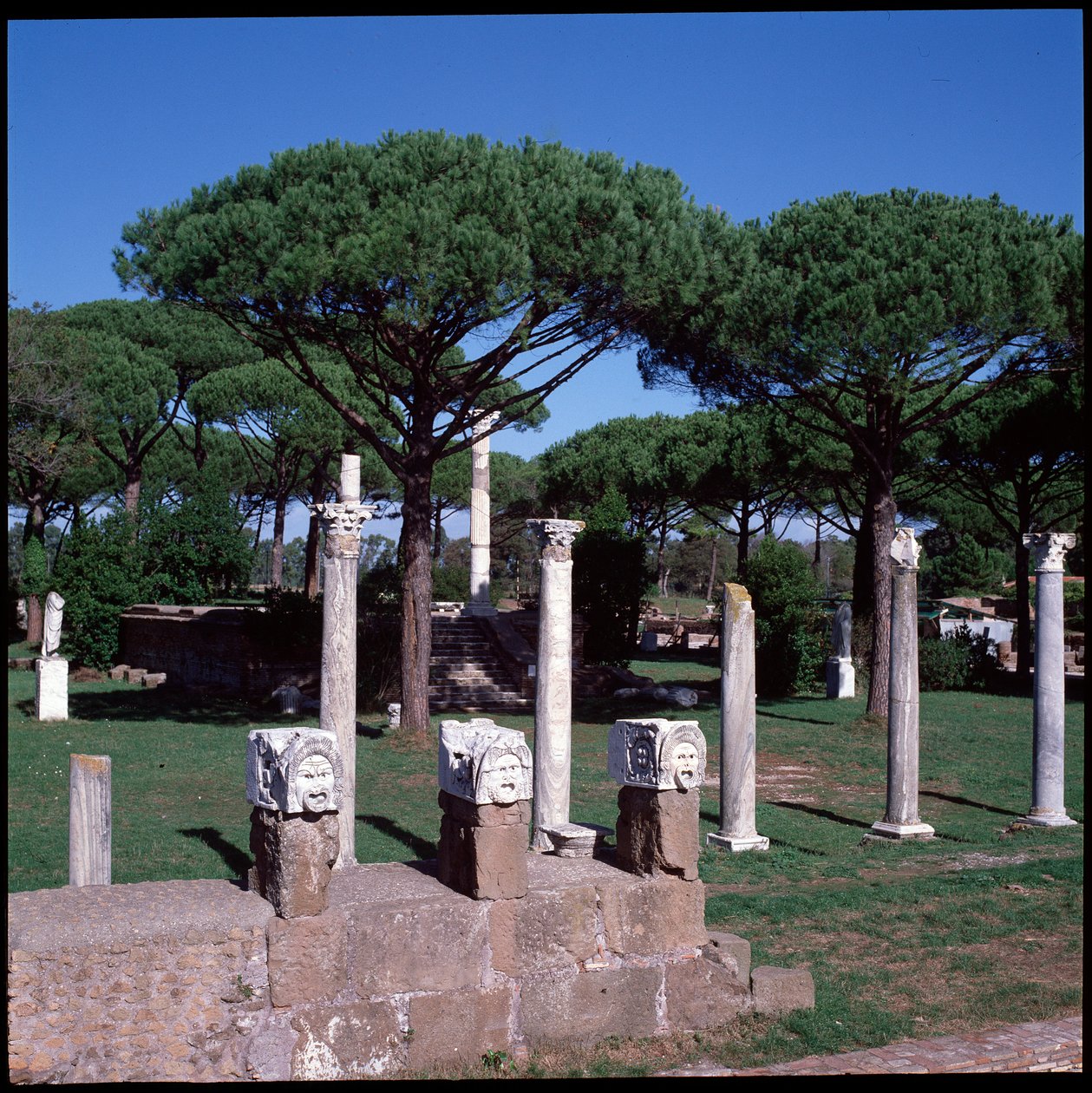 Romersk konst: utsikt över ruinerna av templet Ceres, den arkeologiska platsen i Ostia av Roman