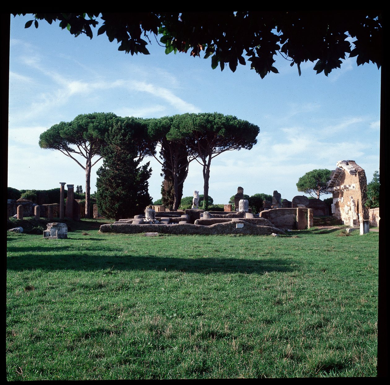 Romersk konst: utsikt över ruinerna av templet i Rom och Augustus, den arkeologiska platsen i Ostia av Roman