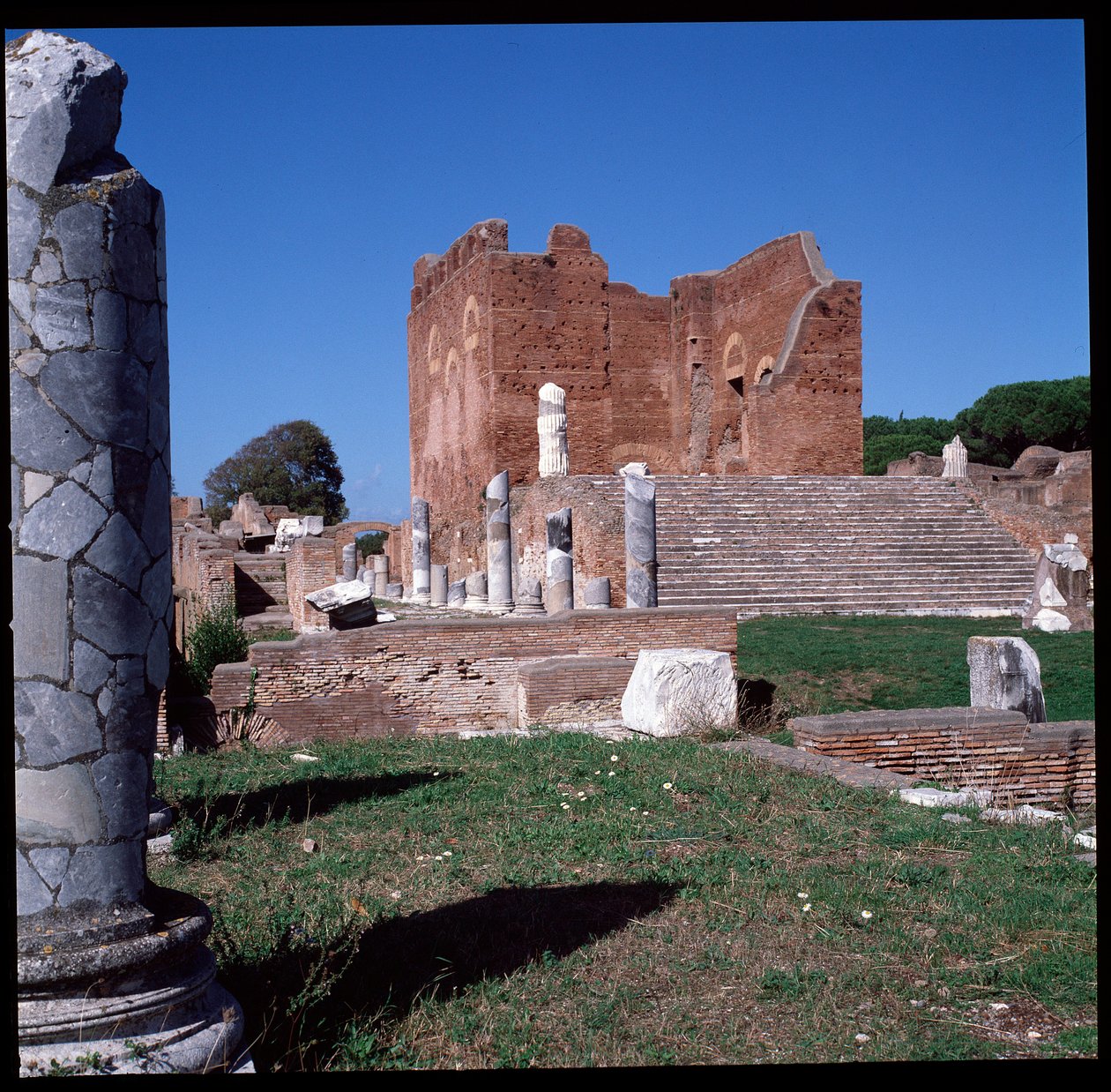 Romersk konst: utsikt över ruinerna av huvudstaden, den arkeologiska platsen i Ostia av Roman