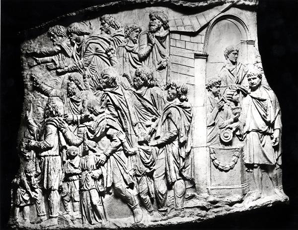 Offerscen, en rollbesättning tagen från Trajanus kolumn, AD 113 (gips) (s/v foto) av Roman