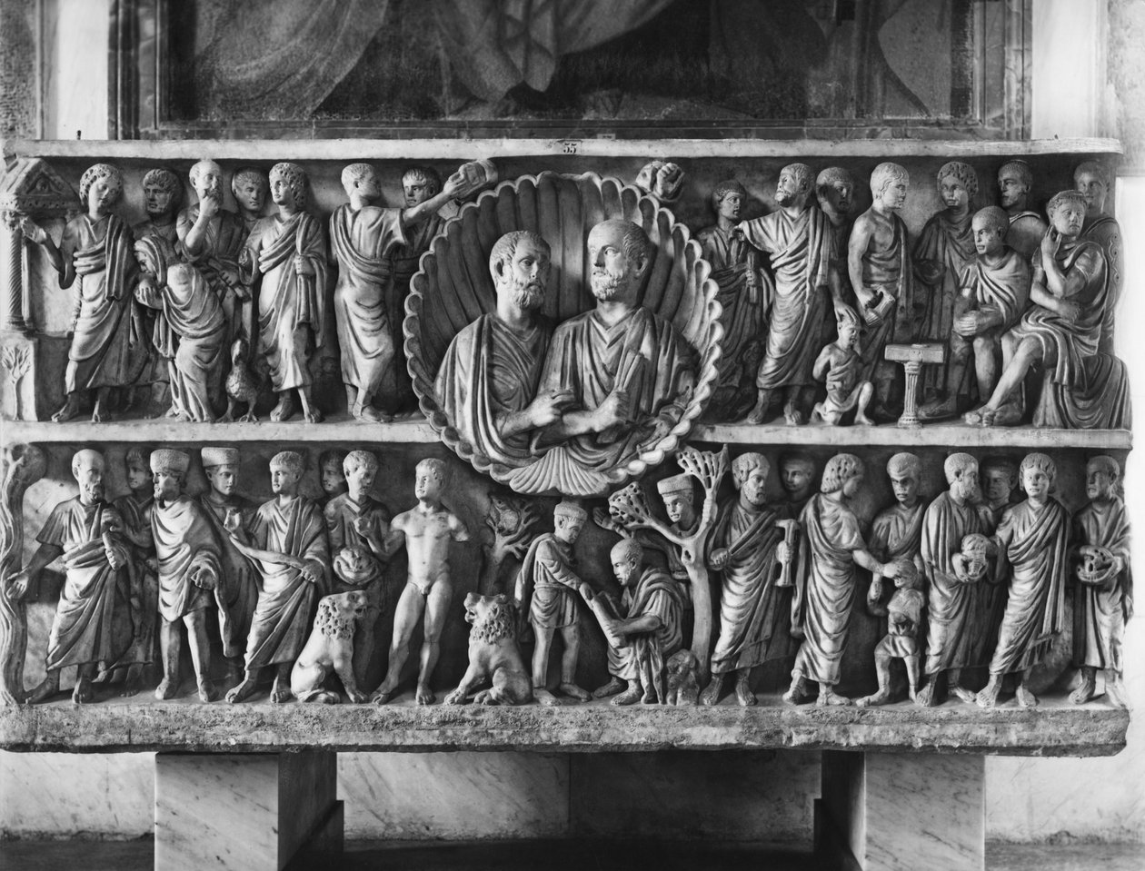 Sarkofag, känd som den av de två bröderna, föreställande scener från det antika och nya testamentet, mitten av 300-talet (marmor) av Roman