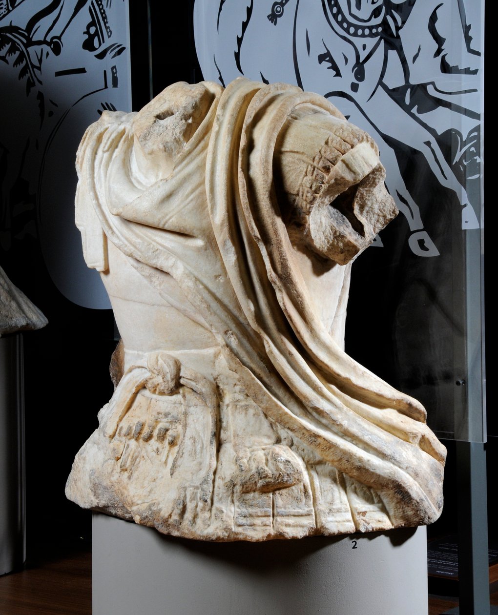 Skulpterad torso av en kavallerist som tros vara en kopia av en original bronsstaty av Alexander den store, c.75-25 f.Kr. (marmor) (se även 371174) av Roman