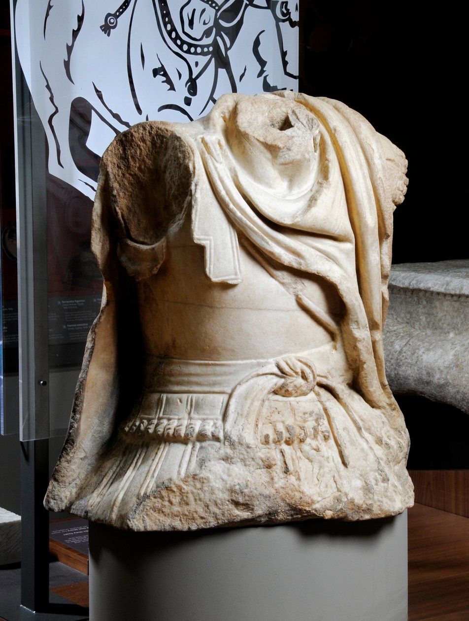 Skulpterad torso av en kavallerist som tros vara en kopia av en original bronsstaty av Alexander den store, c.75-25 f.Kr. (marmor) (se även 371175) av Roman