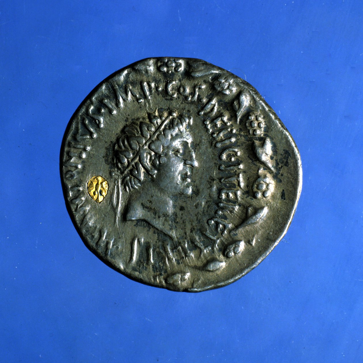 Silver- och guldmynt med en bild av Anthony eller Marc Antoine (83 f.Kr. - 30 f.Kr.), en romersk politiker som regerade med Kleopatra. av Roman