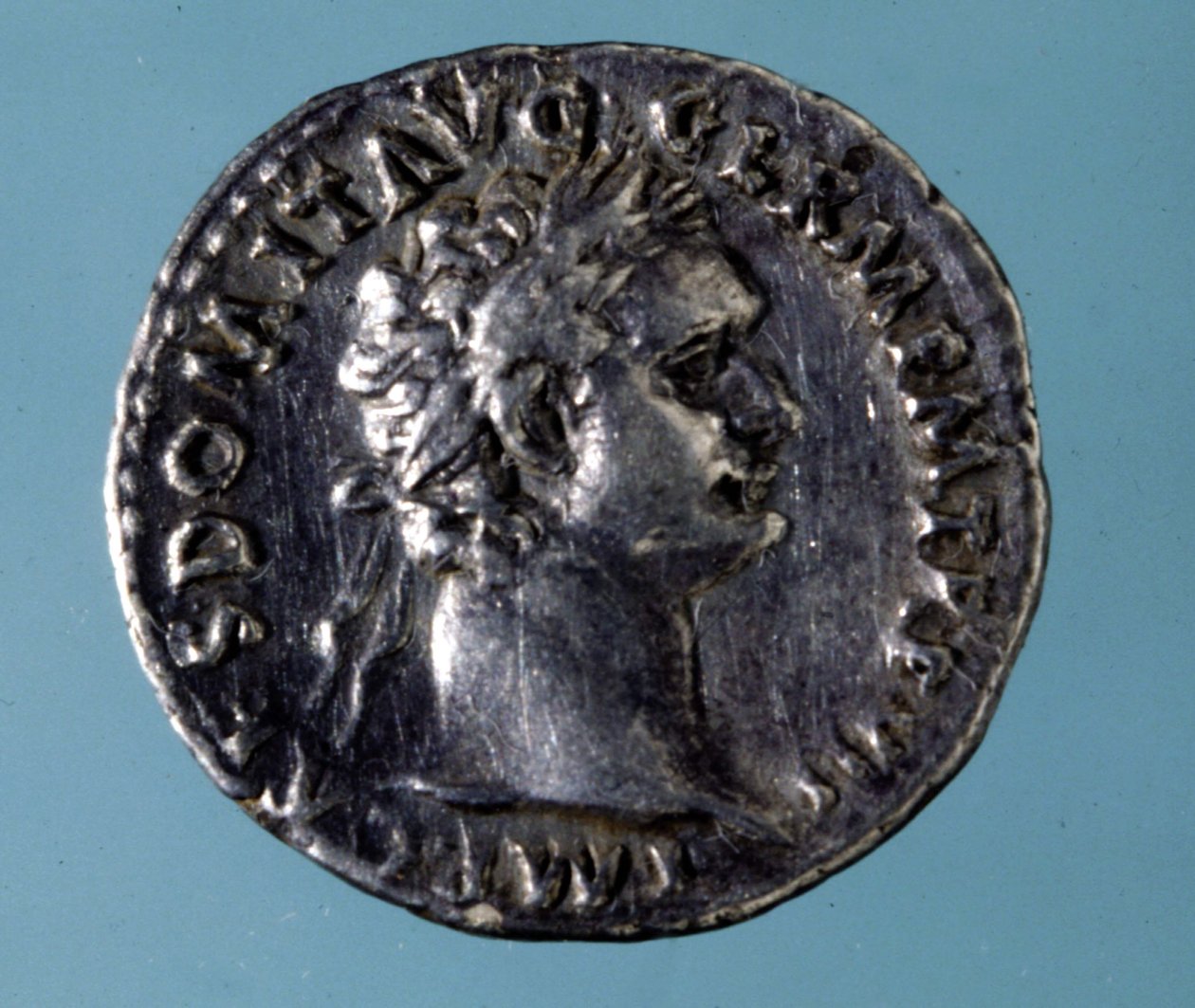 Silvermynt med en bild av den romerske kejsaren Domitianus (51 - 96). Samling av Medagliere i Milano. av Roman